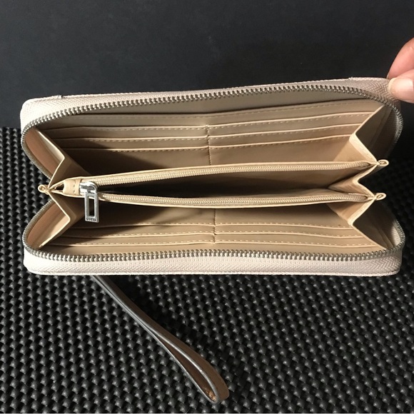 Guess Wallet/Pearl like Necklace - Picture 7 of 8